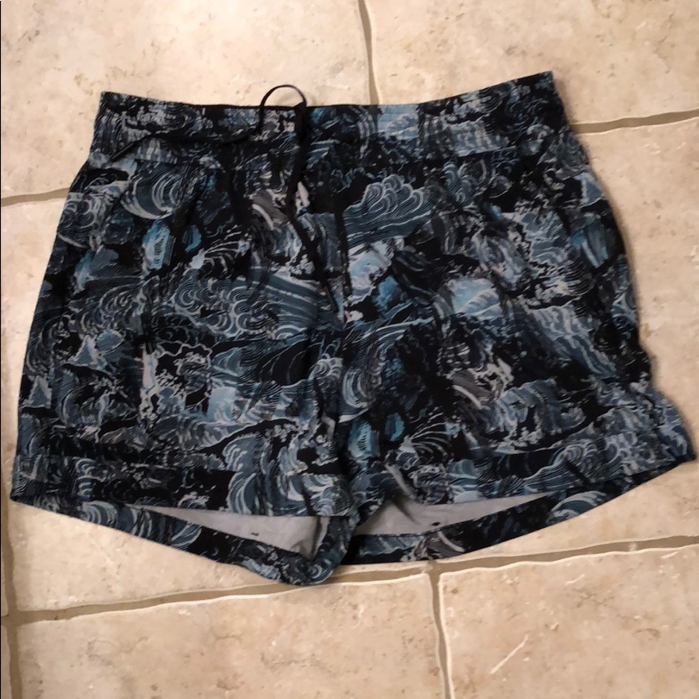 UNIQUE LULULEMON SHORTS
